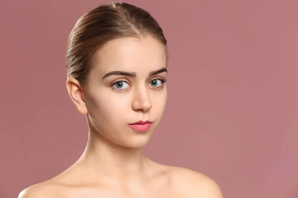 Beautiful young woman with laminated eyelashes on color background — Stock Photo, Image