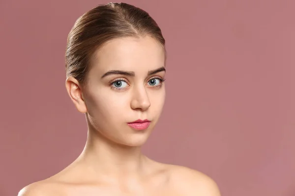 Hermosa mujer joven con pestañas laminadas sobre fondo de color —  Fotos de Stock