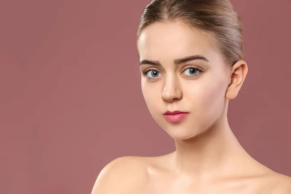 Beautiful young woman with laminated eyelashes on color background — Stock Photo, Image