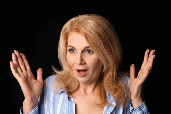 Sorprendida mujer madura sobre fondo oscuro — Foto de Stock