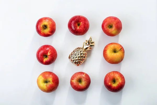 Beyaz arka planda taze elma ve altın ananas ile kompozisyon — Stok fotoğraf