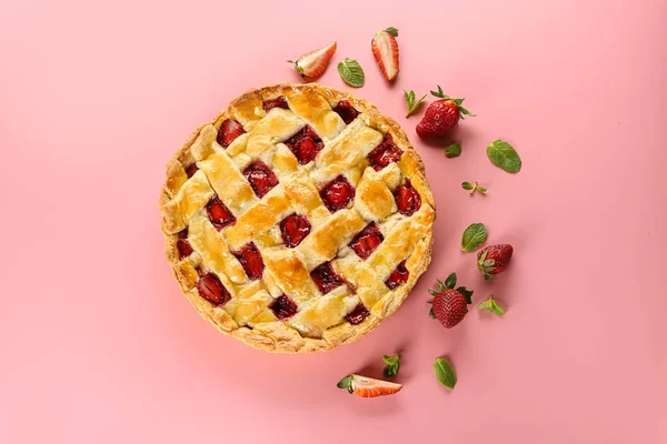 색 배경에 있는 맛좋은 딸기 파이 — 스톡 사진