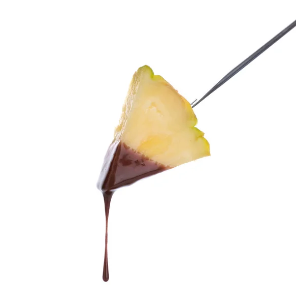 Bastoncino fonduta con ananas ricoperto di cioccolato su sfondo bianco — Foto Stock