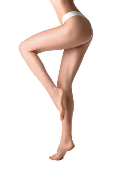 Mulher jovem bonita depois do epilation de pernas no fundo branco — Fotografia de Stock