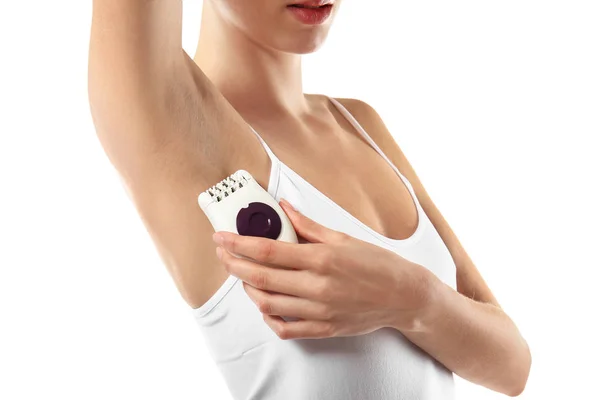 Mulher bonita com epilator no fundo branco — Fotografia de Stock