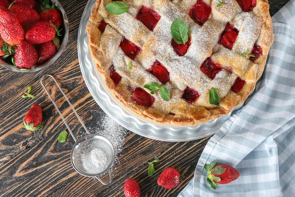 Torta de morango saborosa no fundo de madeira — Fotografia de Stock