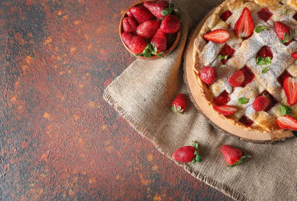 Tasty strawberry pie on color background — Stock Photo, Image