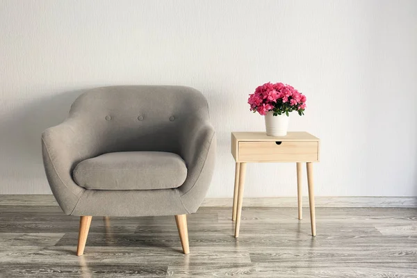 Interior do quarto moderno com poltrona e mesa — Fotografia de Stock