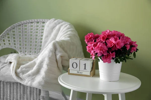 Hrnec s krásnou kvetoucí azalka na stole na pokoji — Stock fotografie