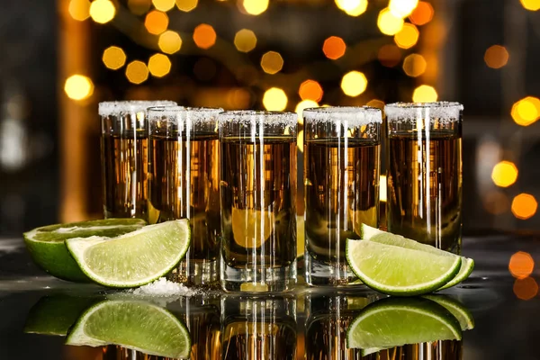 Shots van Tequila op tafel tegen de onscherpte lichten — Stockfoto