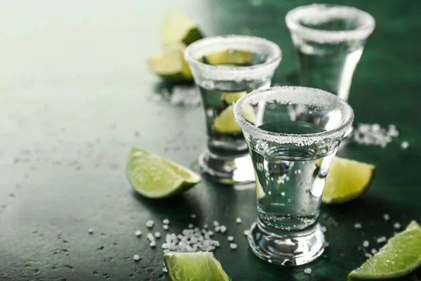 Skott av tequila på bordet — Stockfoto