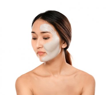 Beyaz arka planda yüz maskesi olan Asyalı kadın