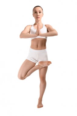 Sportif kadın pratik yoga beyaz arka plan üzerinde