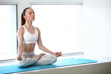 Sportif kadın spor salonunda yoga yapıyor.
