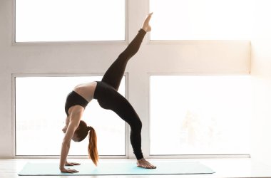 Sportif kadın spor salonunda eğitim