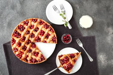 Masada lezzetli kızılcık pasta ile Kompozisyon