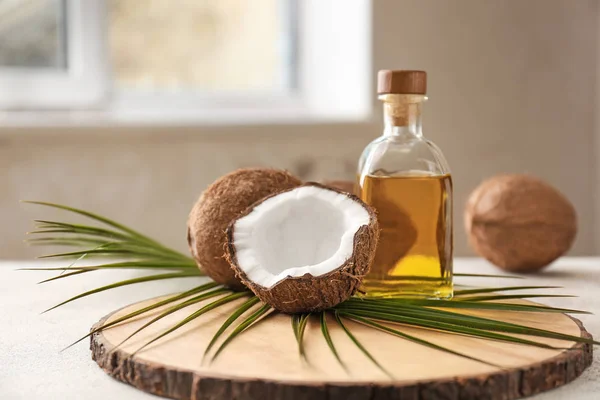 Composición con aceite de coco sobre la mesa — Foto de Stock