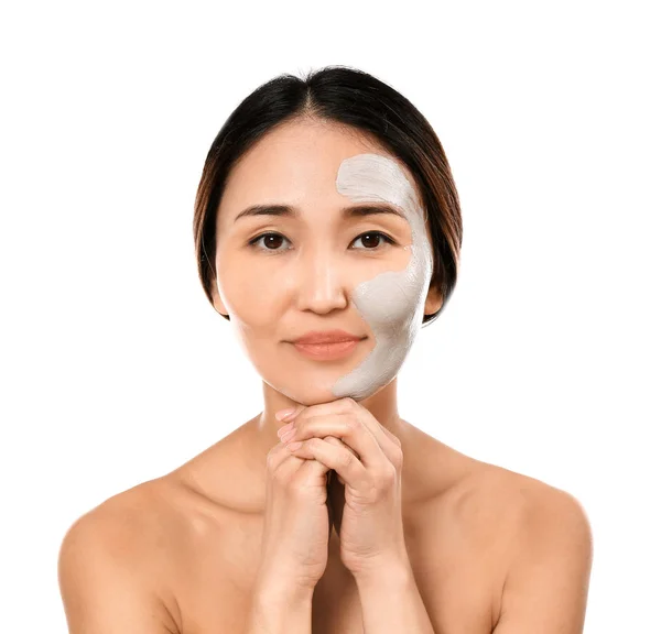 Asiatisk kvinna med ansiktsmask på vit bakgrund — Stockfoto