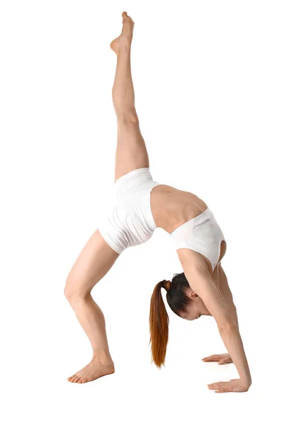 Donna sportiva che pratica yoga su sfondo bianco — Foto Stock