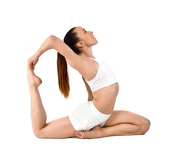 Спортивная женщина практикующая йогу на белом фоне — стоковое фото