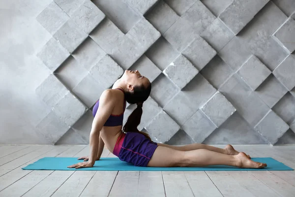 Donna sportiva che pratica yoga in palestra — Foto Stock