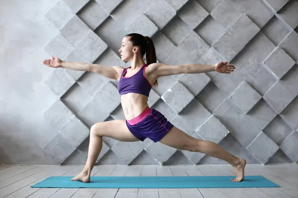 Mujer deportiva practicando yoga en el gimnasio —  Fotos de Stock