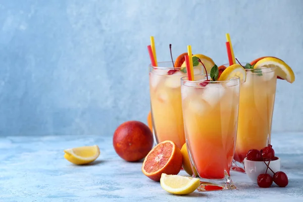 Lunettes de Tequila Sunrise cocktail sur table — Photo