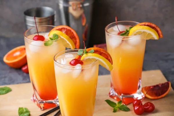 Gelas Tequila Sunrise koktail di atas meja — Stok Foto