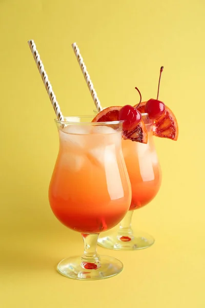 Gläser Tequila Sunrise Cocktail auf farbigem Hintergrund — Stockfoto