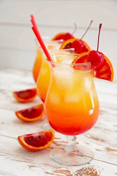 Copos de Tequila Sunrise cocktail na mesa — Fotografia de Stock