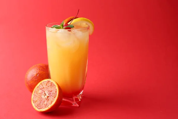 Copa de Tequila Sunrise cóctel sobre fondo de color —  Fotos de Stock