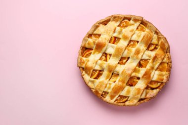 Renkli arka planda lezzetli turuncu pasta