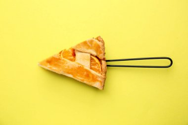 Renkli arka planda lezzetli turuncu pasta parçası