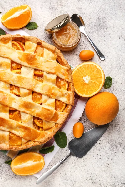 Leckere orangefarbene Torte auf grauem Hintergrund — Stockfoto