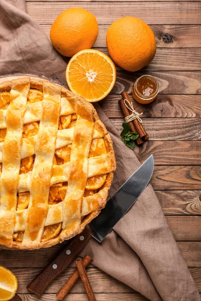 Leckere Orangenkuchen auf Holzgrund — Stockfoto