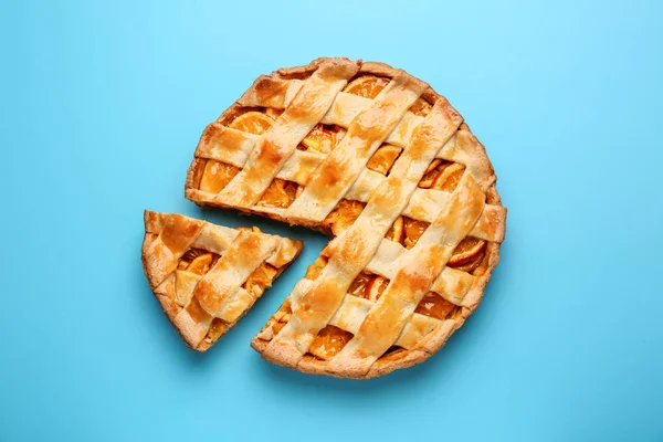 Tasty orange pie on color background — Stock Photo, Image