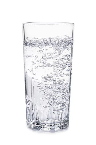 Vidro de água limpa sobre fundo branco — Fotografia de Stock