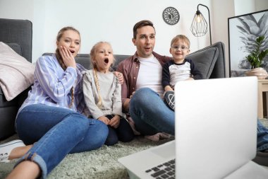 Duygusal aile evde çizgi film izlerken
