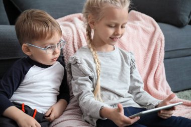 Sevimli küçük çocuklar evde çizgi film izlerken