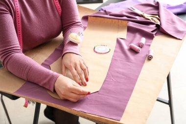 Kadın terzi Atölyesi dikiş desenleri ile çalışma