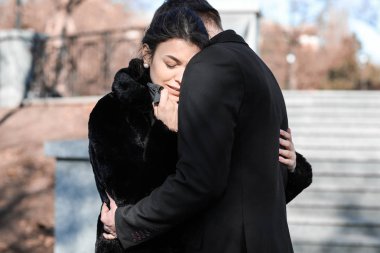 Birkaç cenazede akrabalarının sonra pining