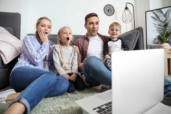 Emotionale Familie schaut Cartoons zu Hause — Stockfoto