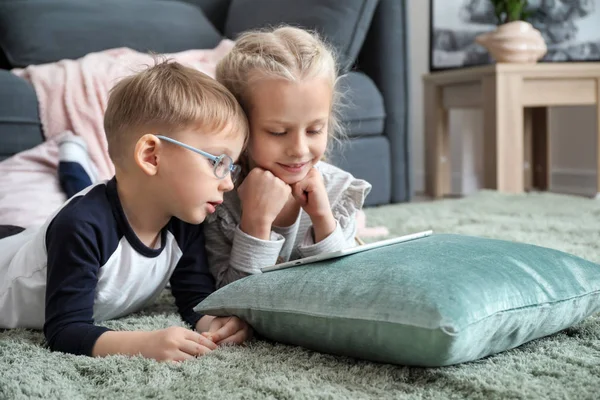 Leuke lieve kinderen kijken cartoons thuis — Stockfoto