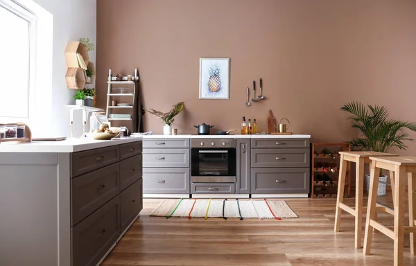Interno moderno di cucina con mobili alla moda — Foto Stock