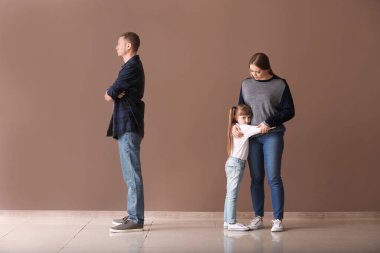Renkli duvar yakınında kavga üzgün aile