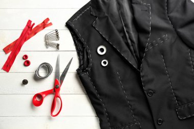 Beyaz masada terzi aksesuarları ile bitmemiş ceket