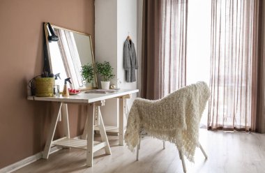 Odada büyük ayna ile soyunma masası