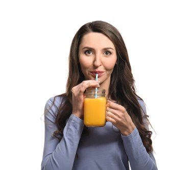 Beyaz arka planda taze meyve püresi olan kadın.