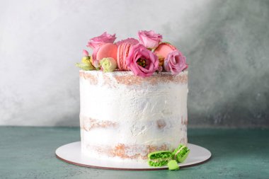 Masada çiçek dekorlu tatlı pasta