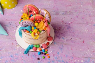 Renkli masada Tatlı Doğum günü pastası